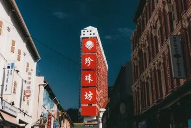 Red vertical sign in Singapore Chinatown